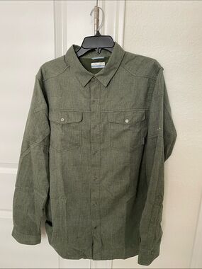 Men's Olive Green Button-Up Shirt